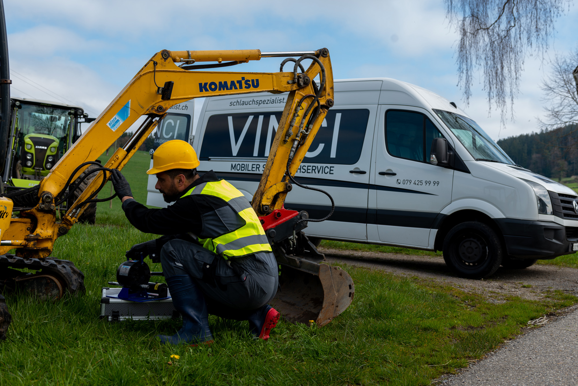 Giovanni Vinci repariert einen Schlauch an einem Bagger